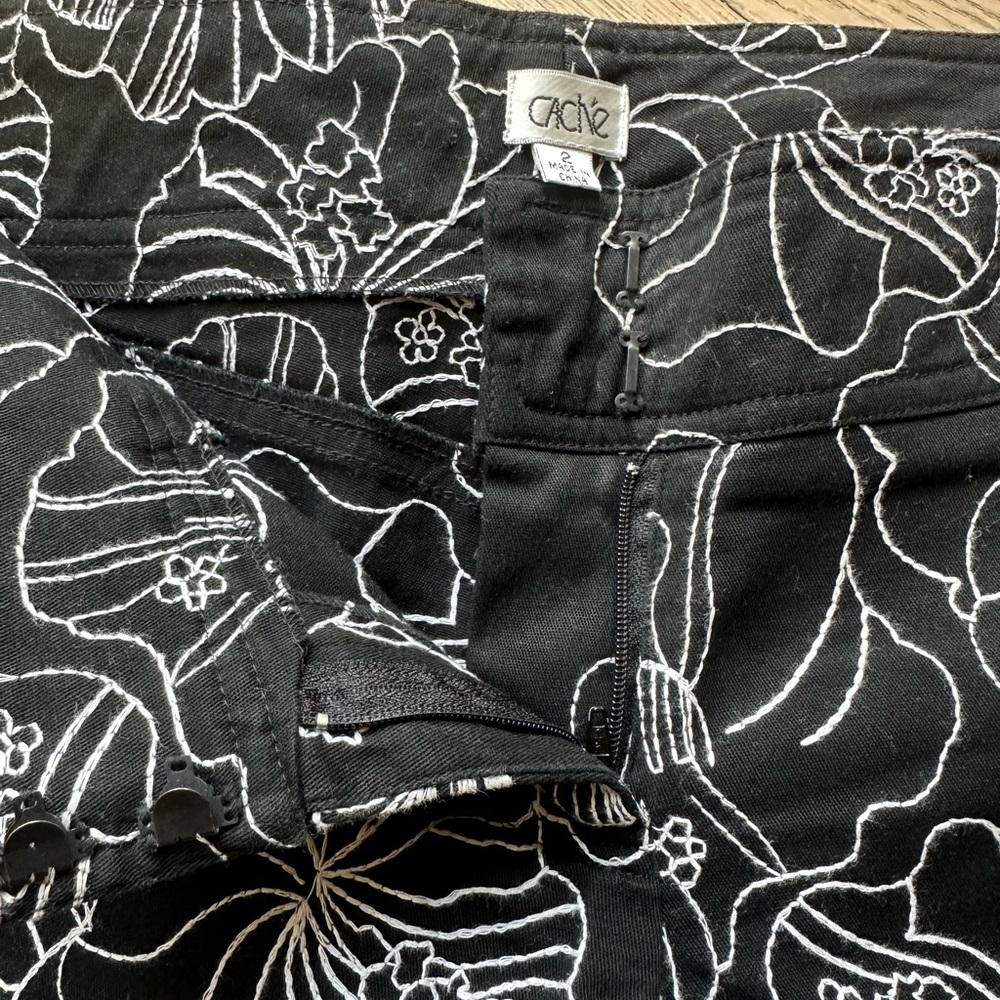 CACHE | Bermuda Embroidered White Lotus, Black and White | Size 2 - Picture 3 of 5